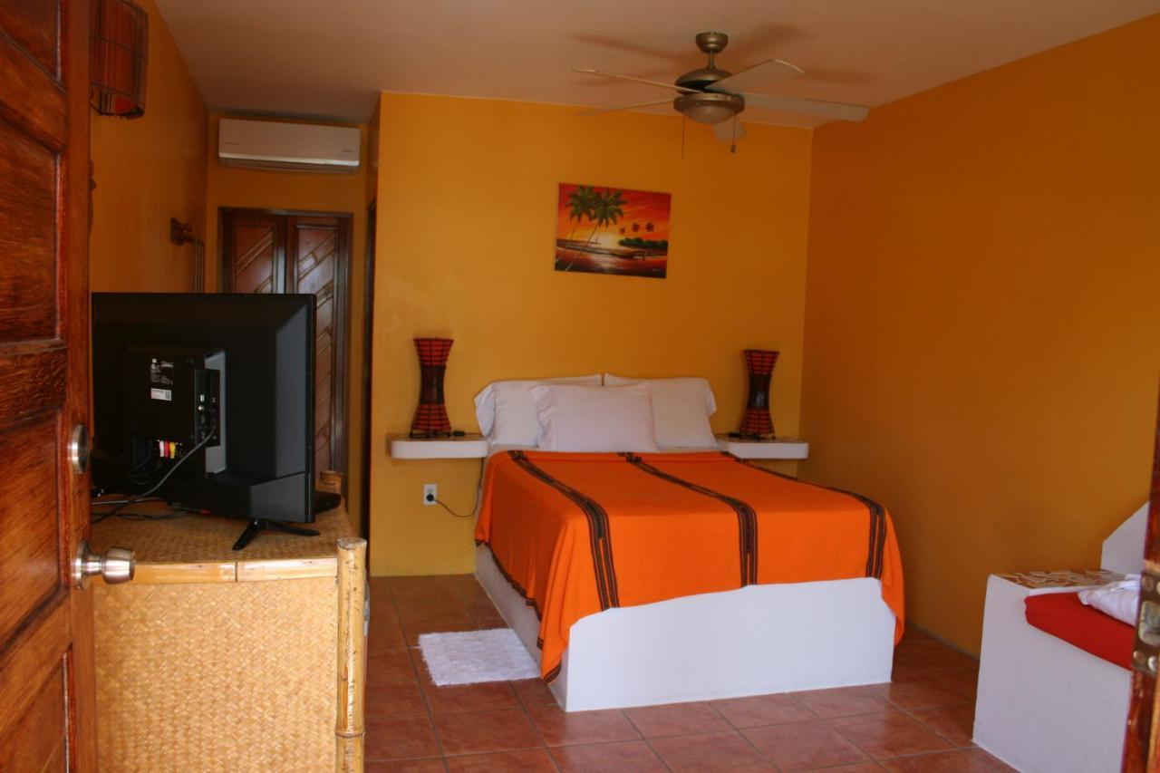 Seaside Cabanas Hotel Caye Corker Exterior photo