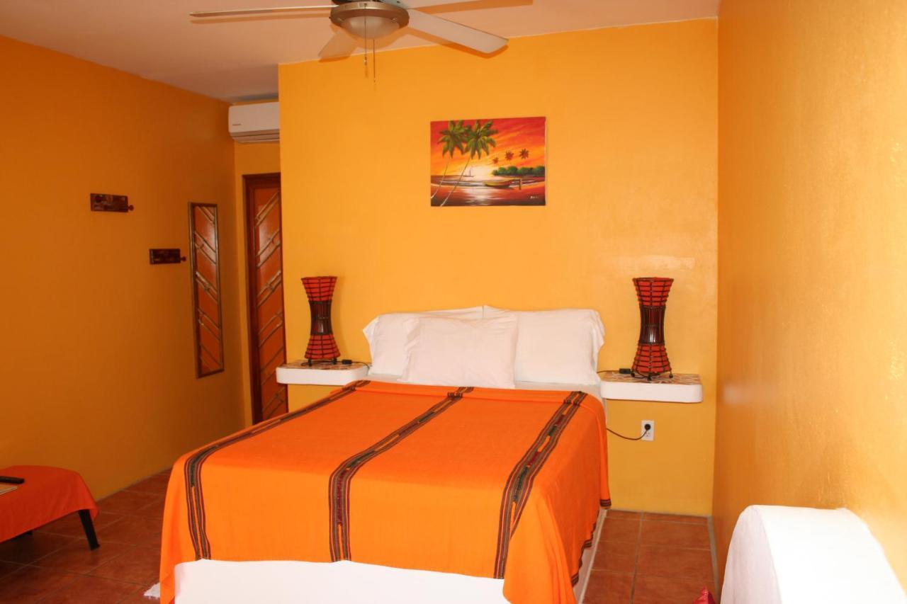 Seaside Cabanas Hotel Caye Corker Exterior photo