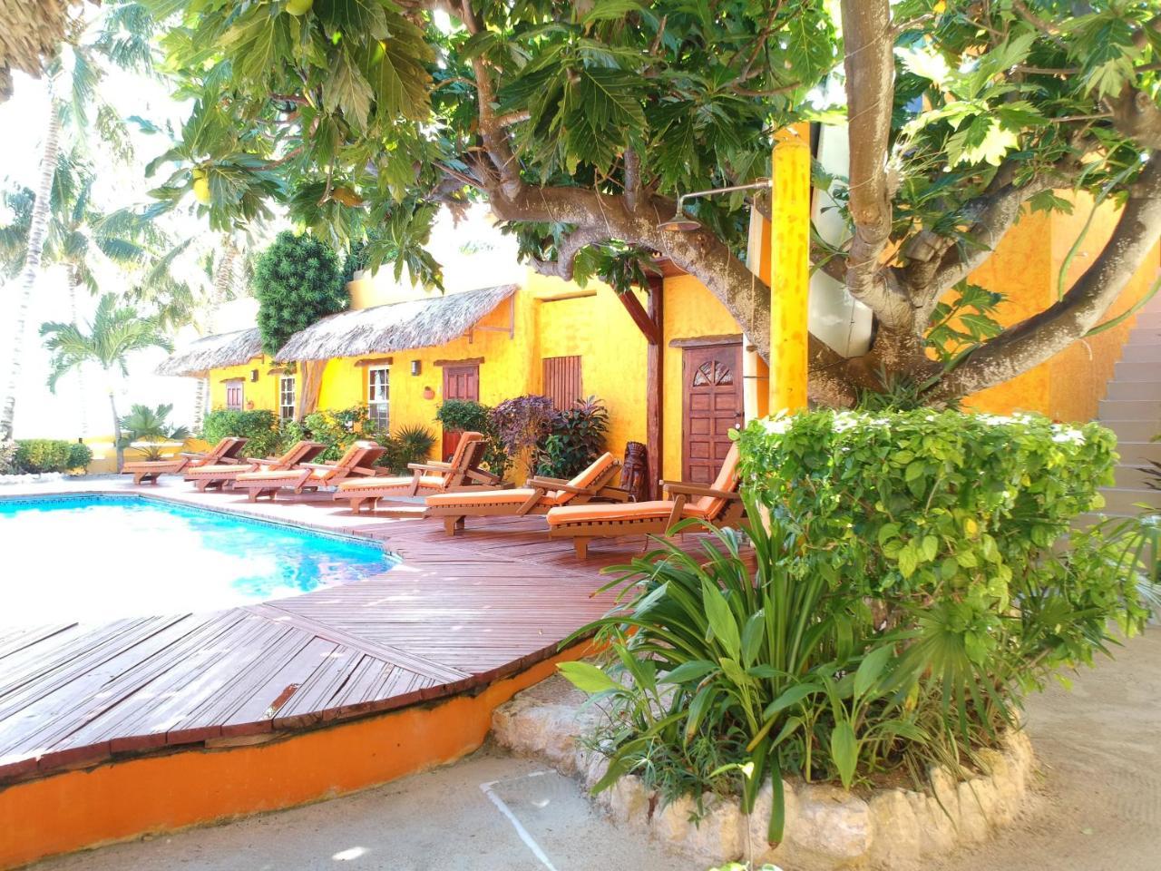 Seaside Cabanas Hotel Caye Corker Exterior photo