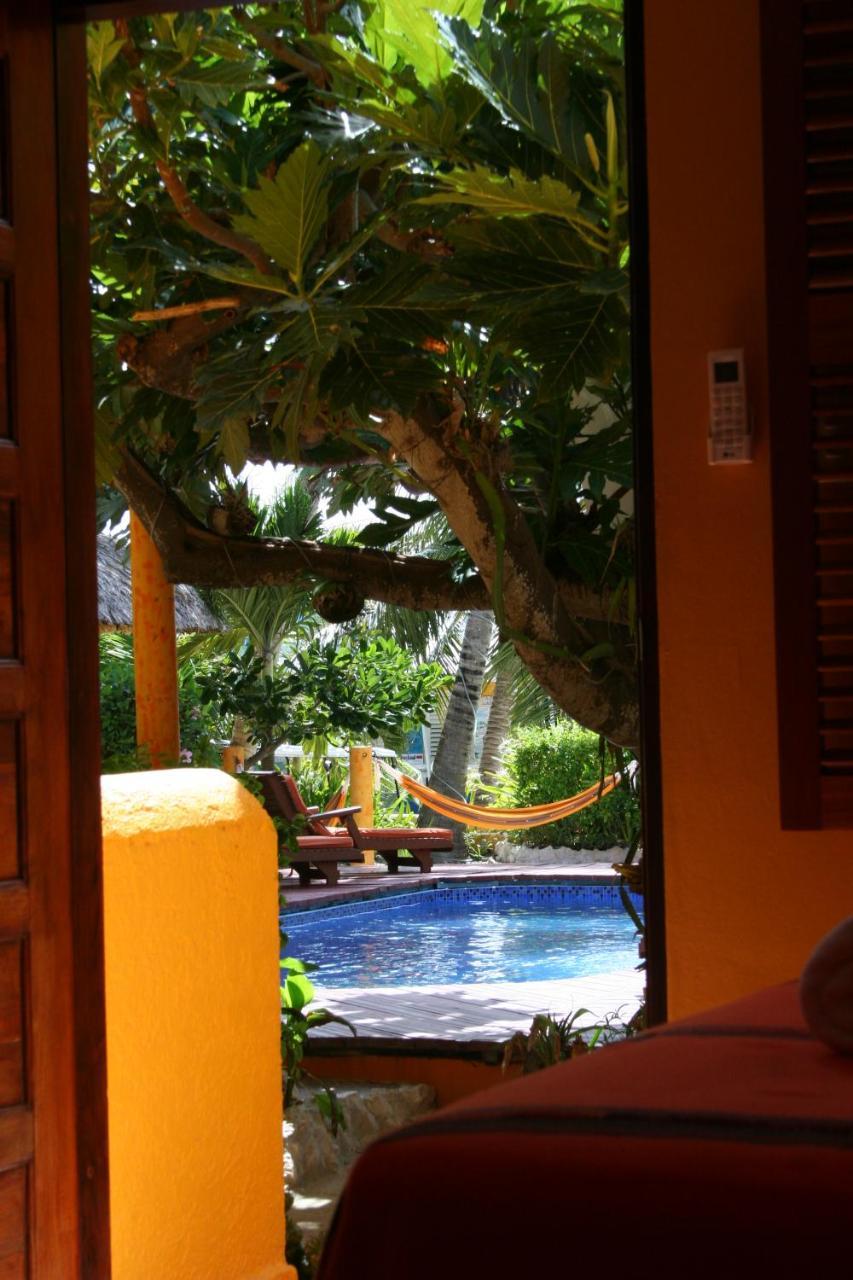 Seaside Cabanas Hotel Caye Corker Exterior photo